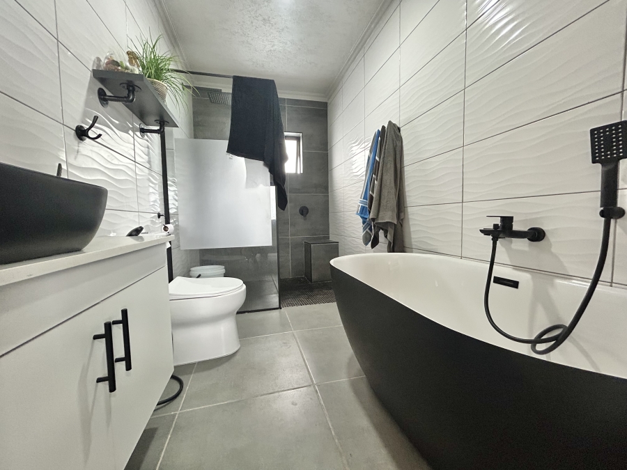 3 Bedroom Property for Sale in Wavecrest Eastern Cape